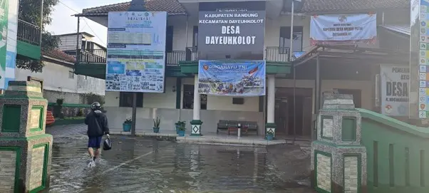 PLN UP3 Bandung Serahkan Penyerahan Bantuan PLN Perduli untuk Korban Banjir Desa Dayeuhkolot
