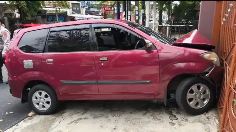 Avanza Merah Alami Kecelakaan Tunggal di Jalan Jenderal Sudirman Kuningan Avanza Merah Alami Kecelakaan Tunggal di Jalan Jenderal Sudirman Kuningan