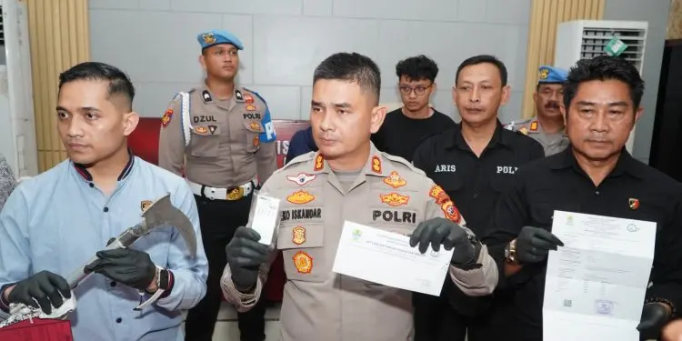 Polres Cirebon Kota berhasil mengamankan seorang pria yang melakukan penyerangan terhadap anggota polisi menggunakan senjata tajam.