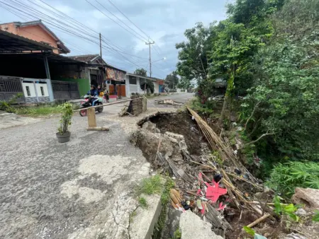Warga Cililin Resah, Tebing Longsor Belum Juga Diperbaiki Sejak Dua Pekan Lalu Warga Cililin Resah, Tebing Longsor Belum Juga Diperbaiki Sejak Dua Pekan Lalu