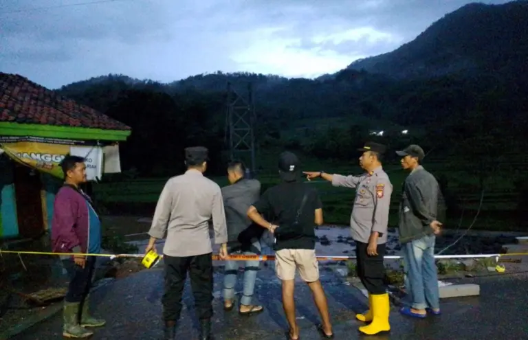 Polsek Singajaya Tinjau Lokasi Ambruknya Jembatan Gantung Cimanisan