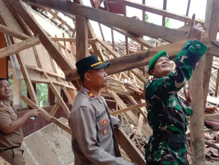 Atap SDN 1 Najaten Cibalong Ambruk Diterpa Hujan dan Angin Kencang Atap SDN 1 Najaten Cibalong Ambruk Diterpa Hujan dan Angin Kencang