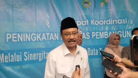Saifullah Yusuf (Gus Ipul), Menteri Sosial RI, saat diwawancarai di Bandung, Selasa (11/11/2025). Kemensos mendorong penguatan satu data untuk memastikan penyaluran bantuan sosial (bansos) tepat sasaran. (Sarah/Koranmandala)