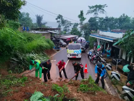 Hujan Deras Sebabkan Longsor di Jalan Raya Pakenjeng–Bungbulang, Akses Sempat Tertutup Hujan Deras Sebabkan Longsor di Jalan Raya Pakenjeng–Bungbulang, Akses Sempat Tertutup