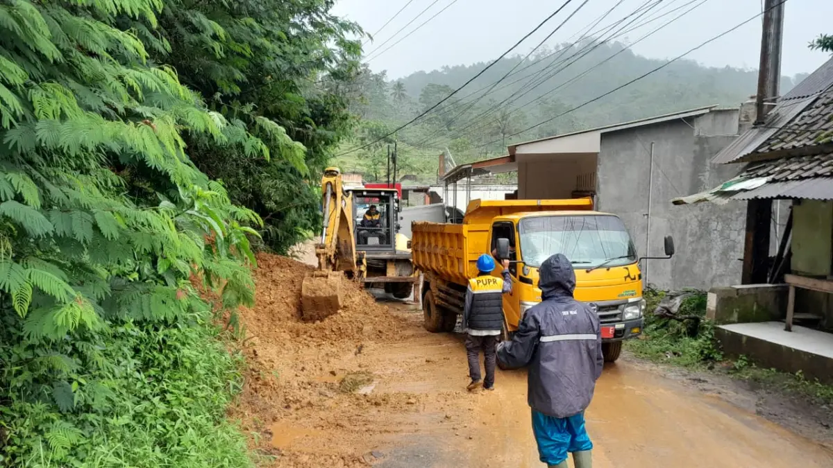Longsor di Singajaya Tutup Akses Jalan ke Peundeuy