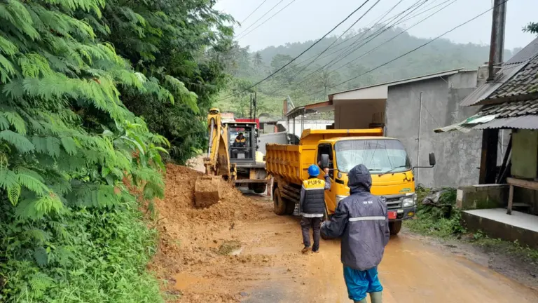 Longsor di Singajaya Tutup Akses Jalan ke Peundeuy