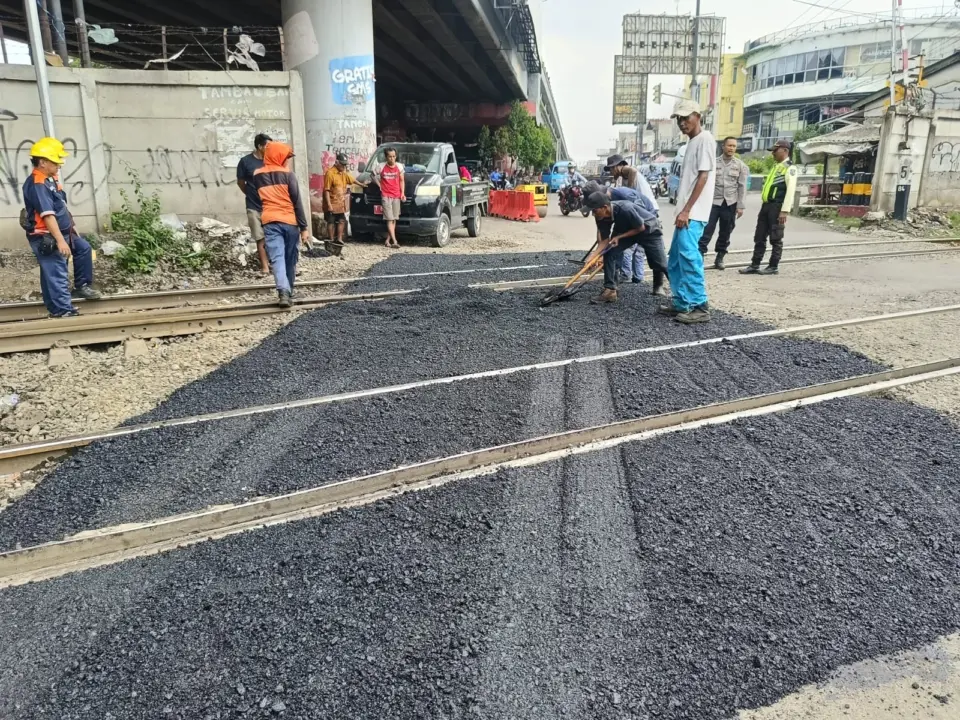 KAI Perbaiki Perlintasan Sebidang di Karawang, Fokus pada Keselamatan dan Kenyamanan Pengguna Jalan