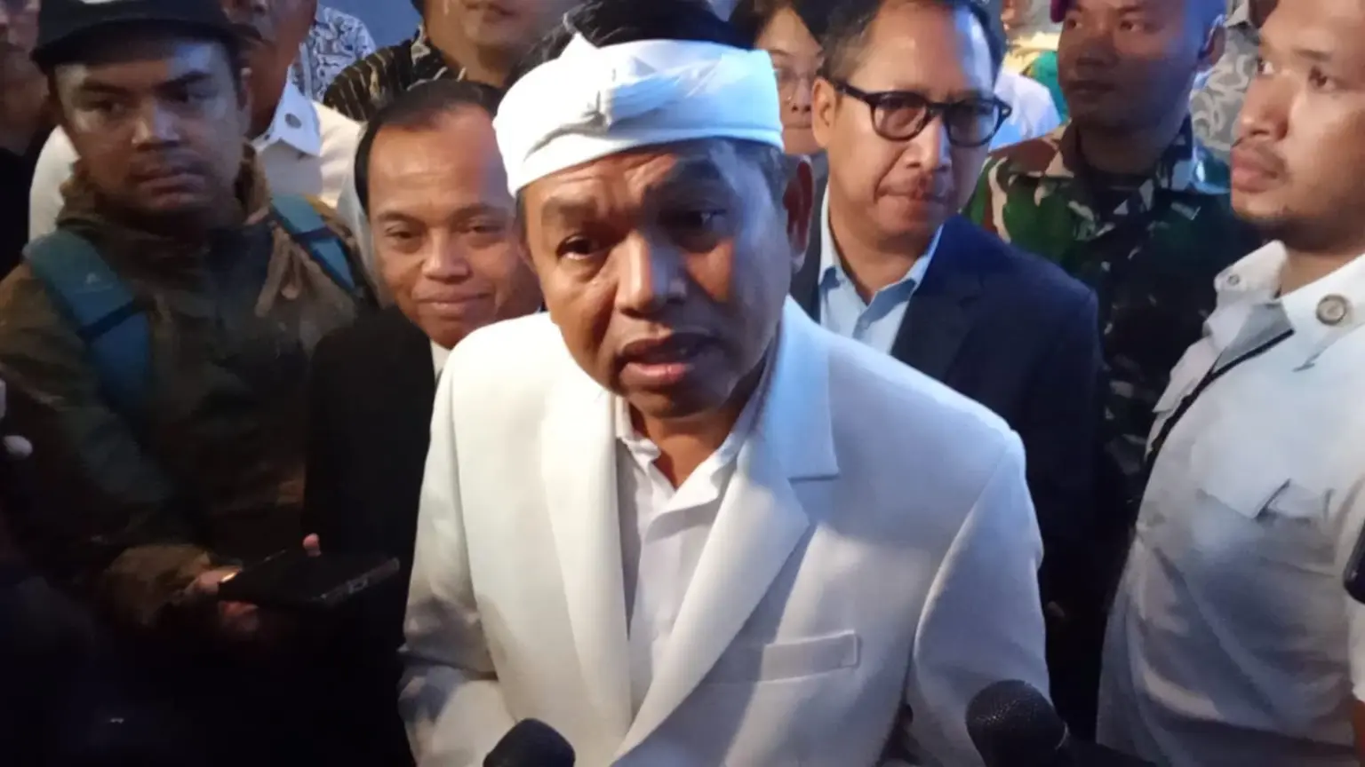 Gubernur Jawa Barat, Dedi Mulyadi, menghadiri acara West Java Investment Summit di Bandung, Rabu (11/11/2025).