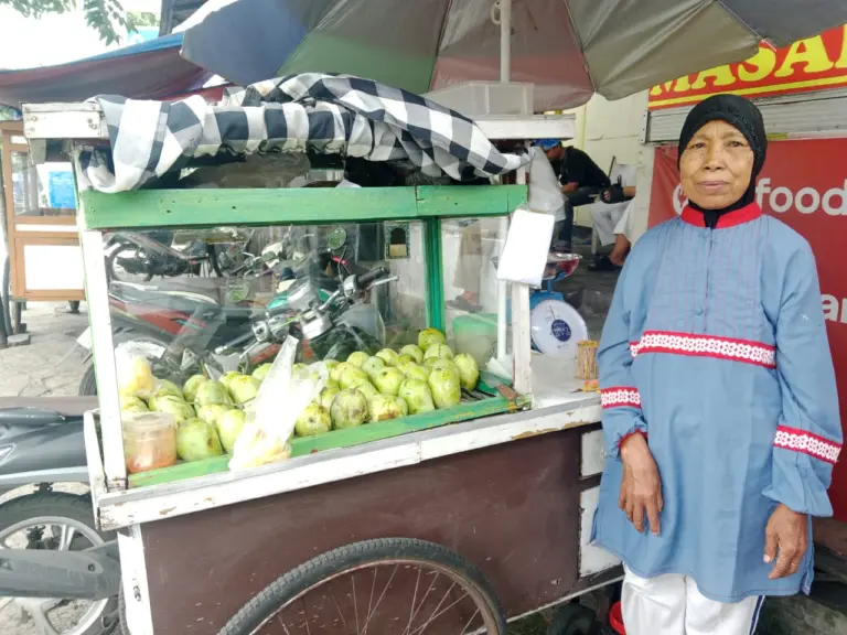 "Ketika Mangga Menjadi Doa: Perjalanan Panjang Bu Jumidah Membesarkan Harapan