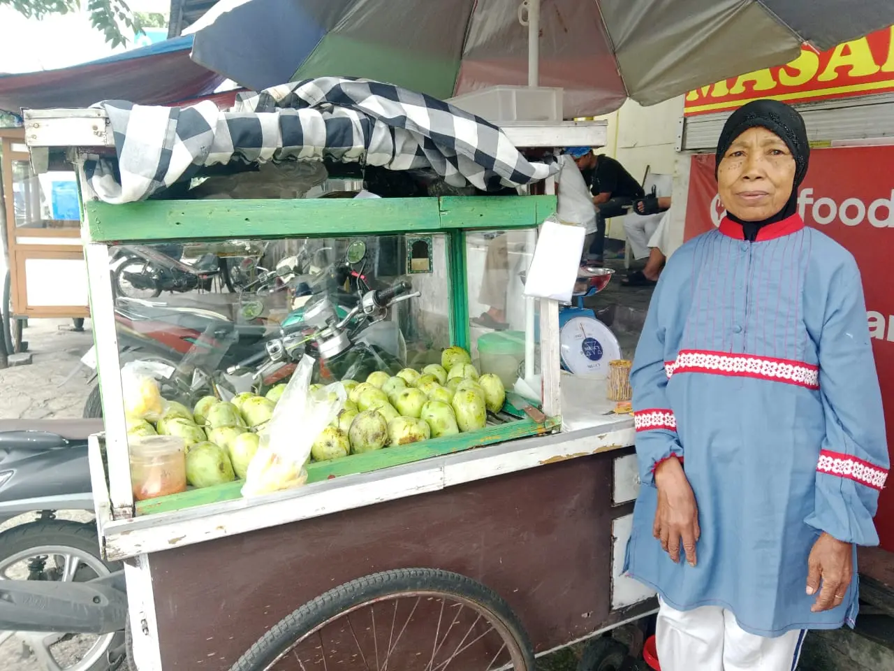 "Ketika Mangga Menjadi Doa: Perjalanan Panjang Bu Jumidah Membesarkan Harapan