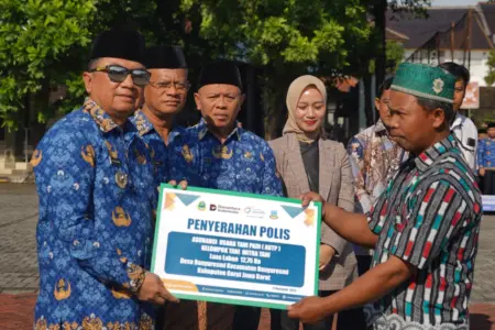 Bupati Garut Pimpin Apel Gabungan dan Serahkan Bantuan Alsintan hingga Asuransi Pertanian Bupati Garut Pimpin Apel Gabungan dan Serahkan Bantuan Alsintan hingga Asuransi Pertanian
