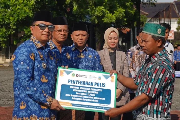 Bupati Garut Pimpin Apel Gabungan dan Serahkan Bantuan Alsintan hingga Asuransi Pertanian Bupati Garut Pimpin Apel Gabungan dan Serahkan Bantuan Alsintan hingga Asuransi Pertanian