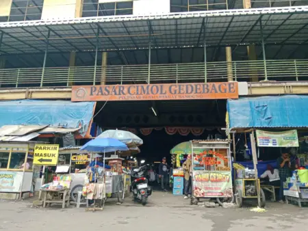 Pedagang Thrifting di Bandung Keluhkan Pengetatan Impor Barang Bekas