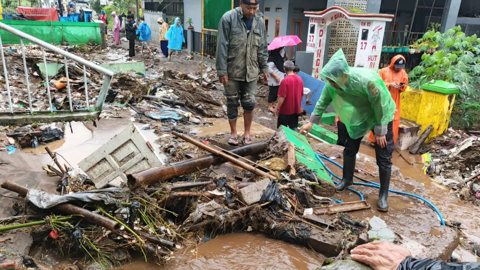 Petugas Gabungan Evakuasi Material Banjir dan Longsor di Cisurupan Garut