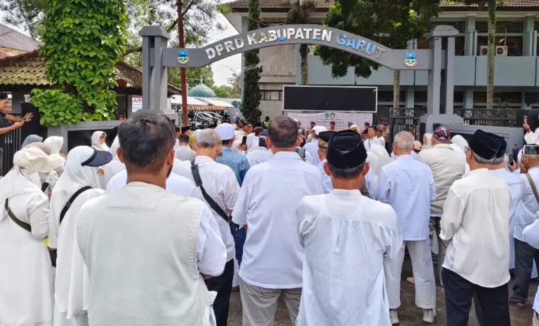 Calon Jemaah Haji Garut 2026 Tolak Pengurangan Kuota, Desak Pembatalan Keputusan Menteri Haji dan Umrah Calon Jemaah Haji Garut 2026 Tolak Pengurangan Kuota, Desak Pembatalan Keputusan Menteri Haji dan Umrah