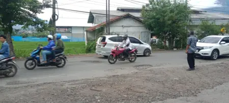 Jalan Raya Sudirman Garut Rusak Parah, Warga Resah dan Minta Pemerintah Segera Bertindak