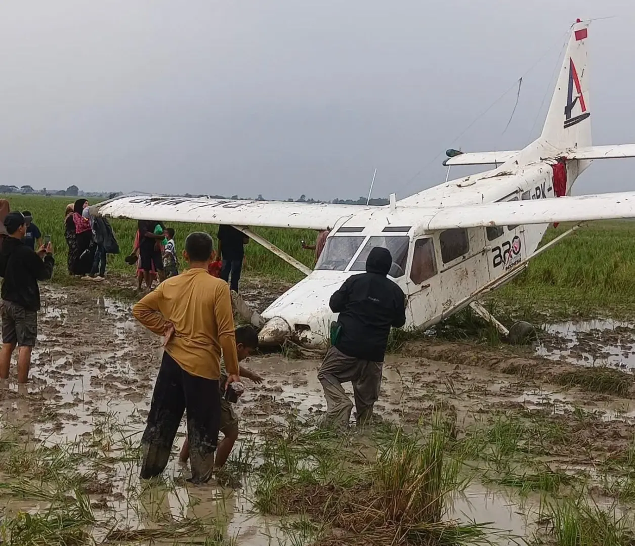Pesawat PK-WMP Milik BRO Skydive Indonesia Jatuh di Karawang, Begini Kondisi Awak Kapal Pesawat PK-WMP Milik BRO Skydive Indonesia Jatuh di Karawang, Lima Awak Selamat