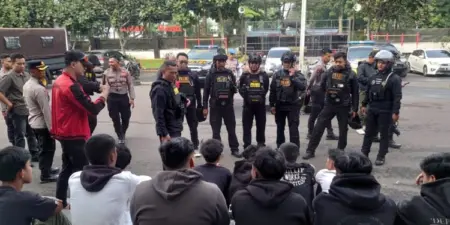 Polrestabes Bandung mengamankan kelompok geng motor yang bakal melakukan aksi tawuran di kawasan Jalan Terusan Jakarta, Kota Bandung, Minggu (23/11/2025) dini hari.