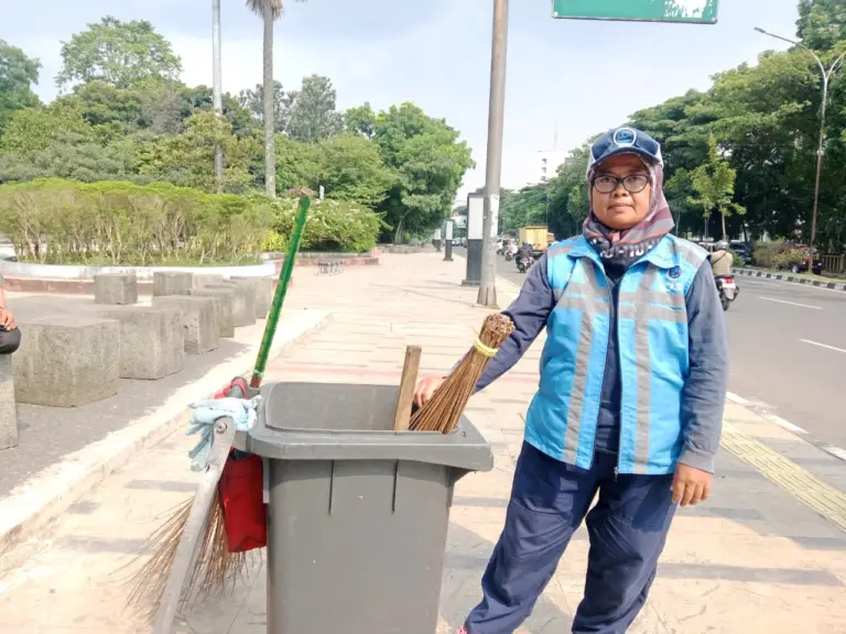 Tati Hayati, Penjaga Kebersihan Kota yang Menyimpan Mimpi ke Tanah Suci