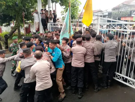 Aliansi BEM Kuningan Geruduk DPRD, Desak Revisi UU KUHAP dan Pembebasan Aktivis