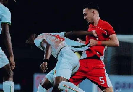 Gelandang tim U-22 Indonesia Ivar Jenner berebut bola dengan pemain Mali dalam laga di Stadion Pakansari, Bogor, Sabtu (15/11/2025). (istimewa)