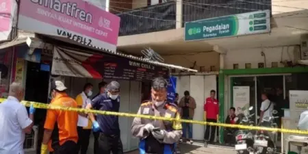 Petugas Polrestabes Bandung melakukan olah tempat kejadian perkara (TKP) tewasnya penjaga konter telepon seluler di Jalan Sukamulya, Kecamatan Sukajadi, Kota Bandung, Jumat (7/11/2025). (istimewa)