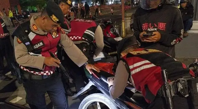 Polisi menggelar razia di kawasan Alun-Alun Majalengka pada Sabtu (8/11/2025) malam guna menertibkan penggunaan knalpot brong.