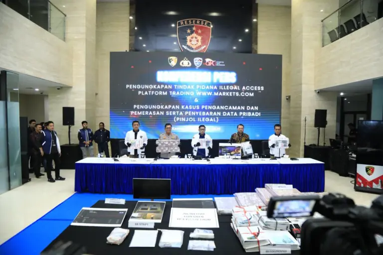 Direktorat Tindak Pidana Siber Badan Reserse Kriminal Polri menggelar jumpa pers pengungkapan kasus jaringan pinjaman online ilegal, Kamis (20/11/2025).