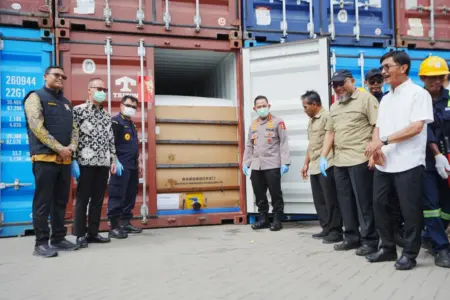 Satgassus Polri dan Kemenkeu Temukan Pelanggaran Ekspor Produk CPO Kapolri Jenderal Listyo Sigit Prabowo saat pengungkapan 87 kontainer yang diduga melanggar aturan ekspor produk turunan minyak sawit mentah atau crude palm oil (CPO) di Buffer Area MTI NPCT 1, Jakarta Utara, Kamis (6/11/2025). (humas polri)