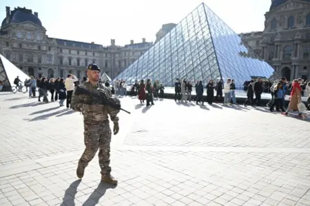 Petugas menjaga ketat Museum Louvre usai aksi perampokan Oktober silam. (istimewa)
