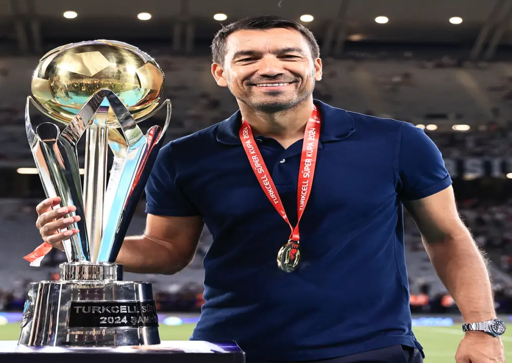 Giovanni van Bronckhorst dikabarkan semakin dekat dengan Timnas Indonesia