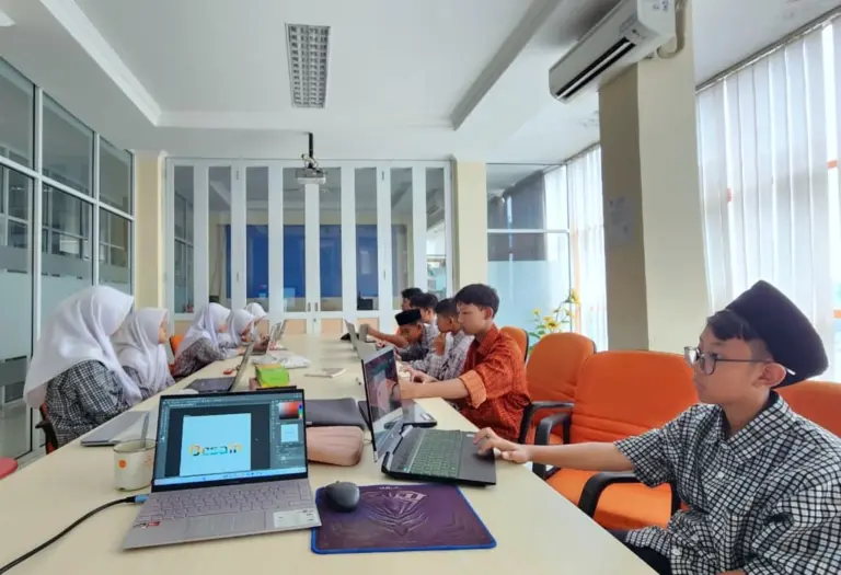 Daarul Qur’an Bandung Luncurkan Super Intensive Class: Kurikulum Pesantren untuk Era Global Santri Pesantren Unggulan Daarul Quran Bandung Belajar Desain Grafis (PubDok Daqu Bandung)