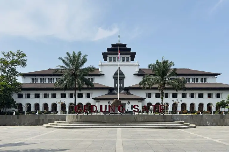Rekomendasi Itinerary Bandung Akhir Pekan 1-2 November 2025, Liburan Sabtu-Minggu Mengubah Penat Jadi Cerita itinerary-bandung-gedung-sate
