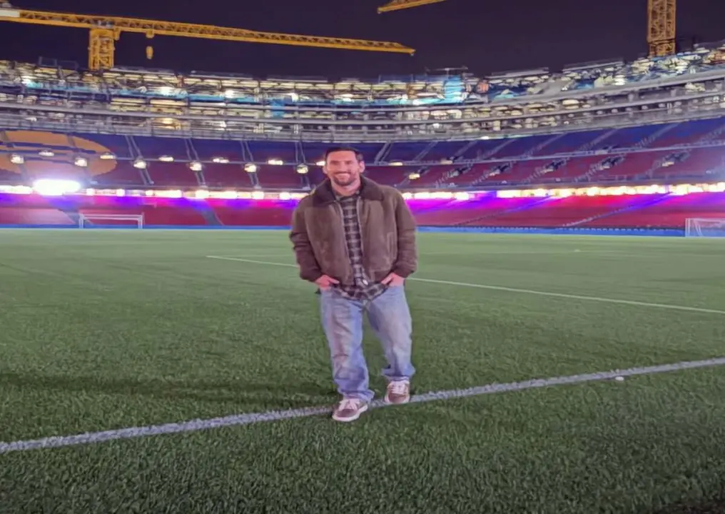 Lionel Messi kunjungi Camp Nou