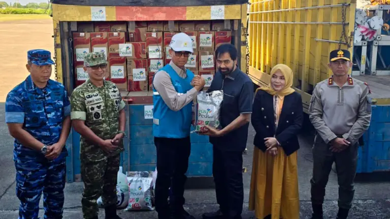 PLN Salurkan Bantuan untuk Korban Banjir di Aceh, Direksi Turun Langsung ke Lokasi PLN Salurkan Bantuan untuk Korban Banjir di Aceh, Direksi Turun Langsung ke Lokasi