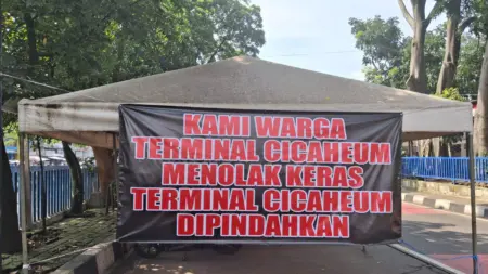 Alih Fungsi Terminal Cicaheum Jadi Depo BRT, Pedagang hingga Porter Khawatir Kehilangan Nafkah Spanduk Penolakan Warga Cicaheum