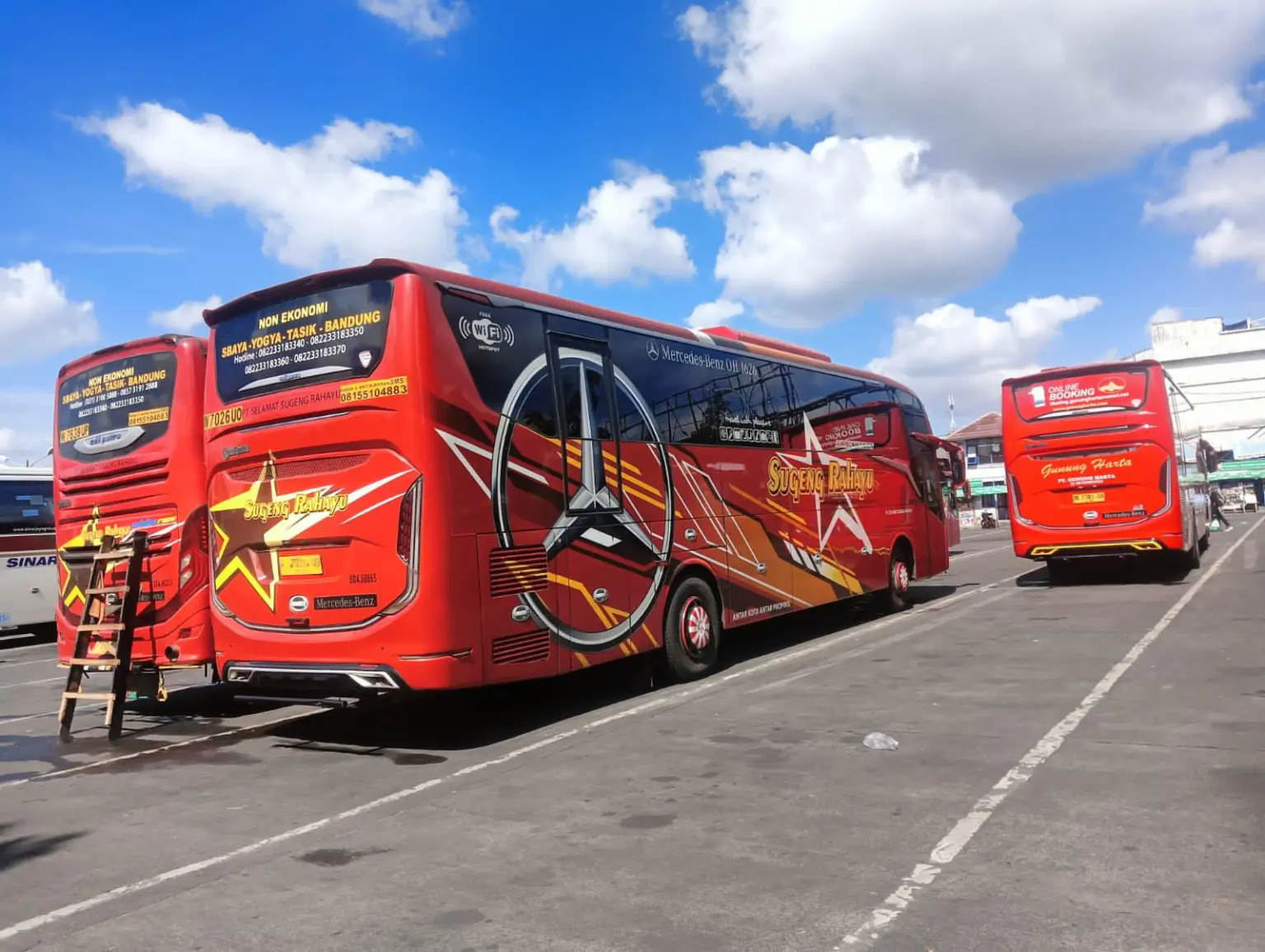 Bus di Terminal Cicaheum Kota Bandung