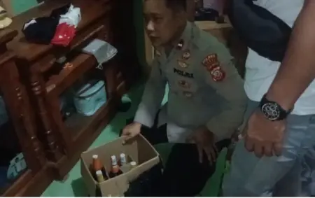 Polsek Cibalong Gelar Razia Miras, Amankan Lima Botol dari Rumah Warga Polsek Cibalong Gelar Razia Miras, Amankan Lima Botol dari Rumah Warga