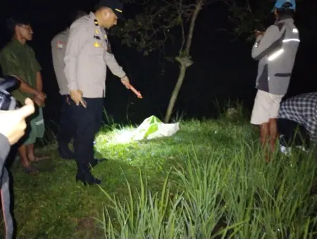Polsek Karangpawitan Cek TKP Penemuan Mayat Bayi di Sungai Cibalagung Polsek Karangpawitan Cek TKP Penemuan Mayat Bayi di Sungai Cibalagung