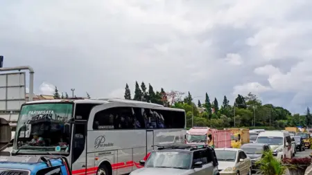 Libur Nataru Dimulai, Arus Kendaraan dari Luar Kota Padati GT Pasteur Sejumlah kendaraan memadati tol pasteur