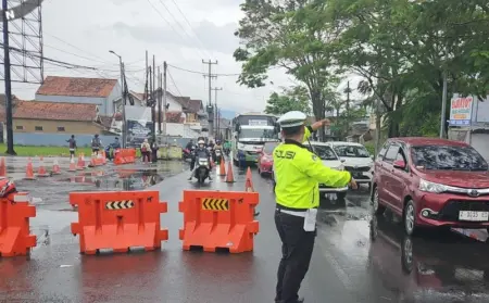Hari Pertama Operasi Lilin Lodaya 2025, Polres Garut Terapkan Tiga Kali One Way Hari Pertama Operasi Lilin Lodaya 2025, Polres Garut Terapkan Tiga Kali One Way