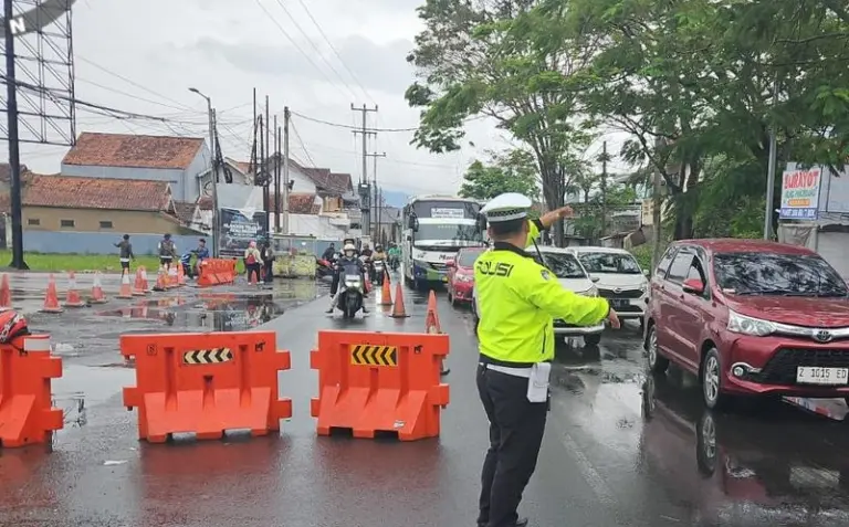 Hari Pertama Operasi Lilin Lodaya 2025, Polres Garut Terapkan Tiga Kali One Way