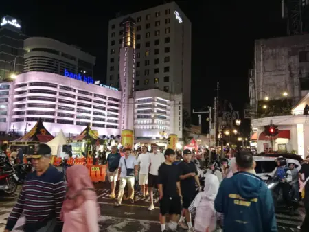 Suasana padatnya wisatawan di braga bandung