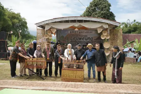 Milangkala Desa Mekarsari ke-42, Wabup Garut Pacu Kerajinan Bambu Selaawi Tembus Pasar Lebih Luas Milangkala Desa Mekarsari ke-42