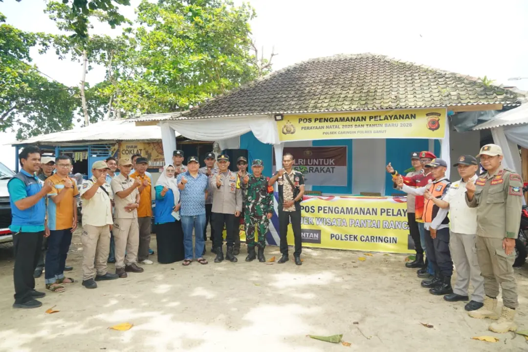 Bupati Garut Abdusy Syakur Amin saat meninjau pos pengamanan Pantai Rancabuaya