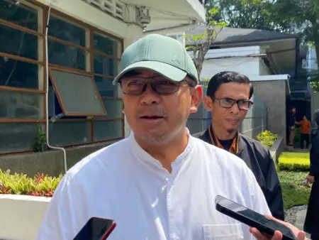 Angkot Bandung Resmi Libur Dua Hari, Pemkot Pastikan Kompensasi dan Layanan Warga Terjaga Wali Kota Bandung, Muhammad Farhan di Balai Kota Bandung
