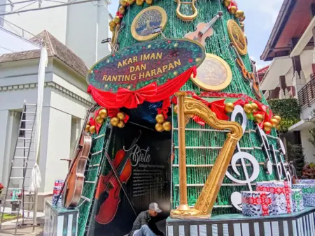 Katedral Bandung Nyalakan Dekorasi Natal di Minggu Adven Keempat, Misa Dipimpin Langsung Uskup Pohon Natal di Gereja Katedral sepanjang 17 Meter