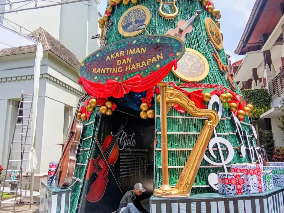 Katedral Bandung Nyalakan Dekorasi Natal di Minggu Adven Keempat, Misa Dipimpin Langsung Uskup Pohon Natal di Gereja Katedral sepanjang 17 Meter