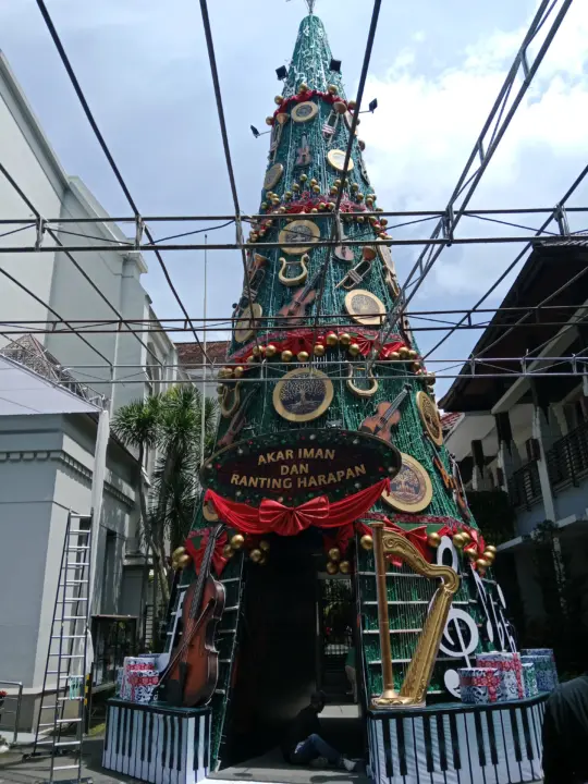 Pohon Natal Katedral Bandung Usung Pesan Iman dan Harmoni Keluarga Kristiani
