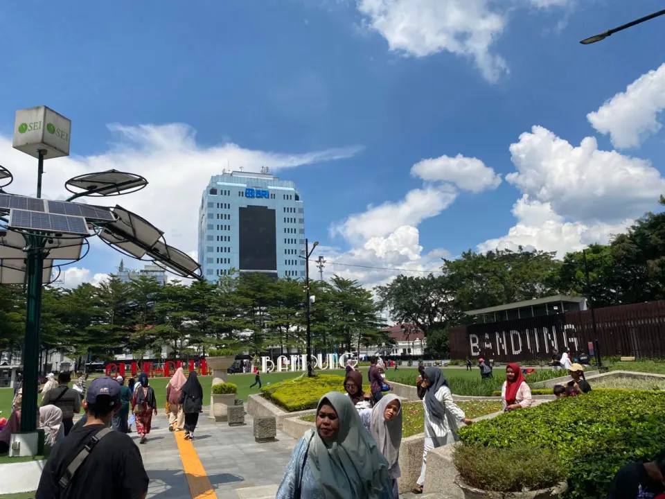 Wisatawan di Alun-alun Bandung